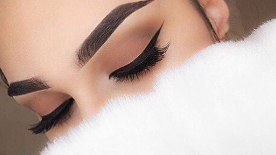 Je možné aplikovat dlouhotrvající make-up na obočí za pomoci levné kosmetiky?