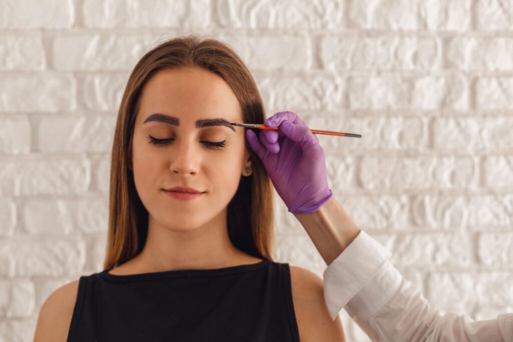 Jak si z obočí odstranit henu? Záchrana obočí po nepovedené aplikaci heny.